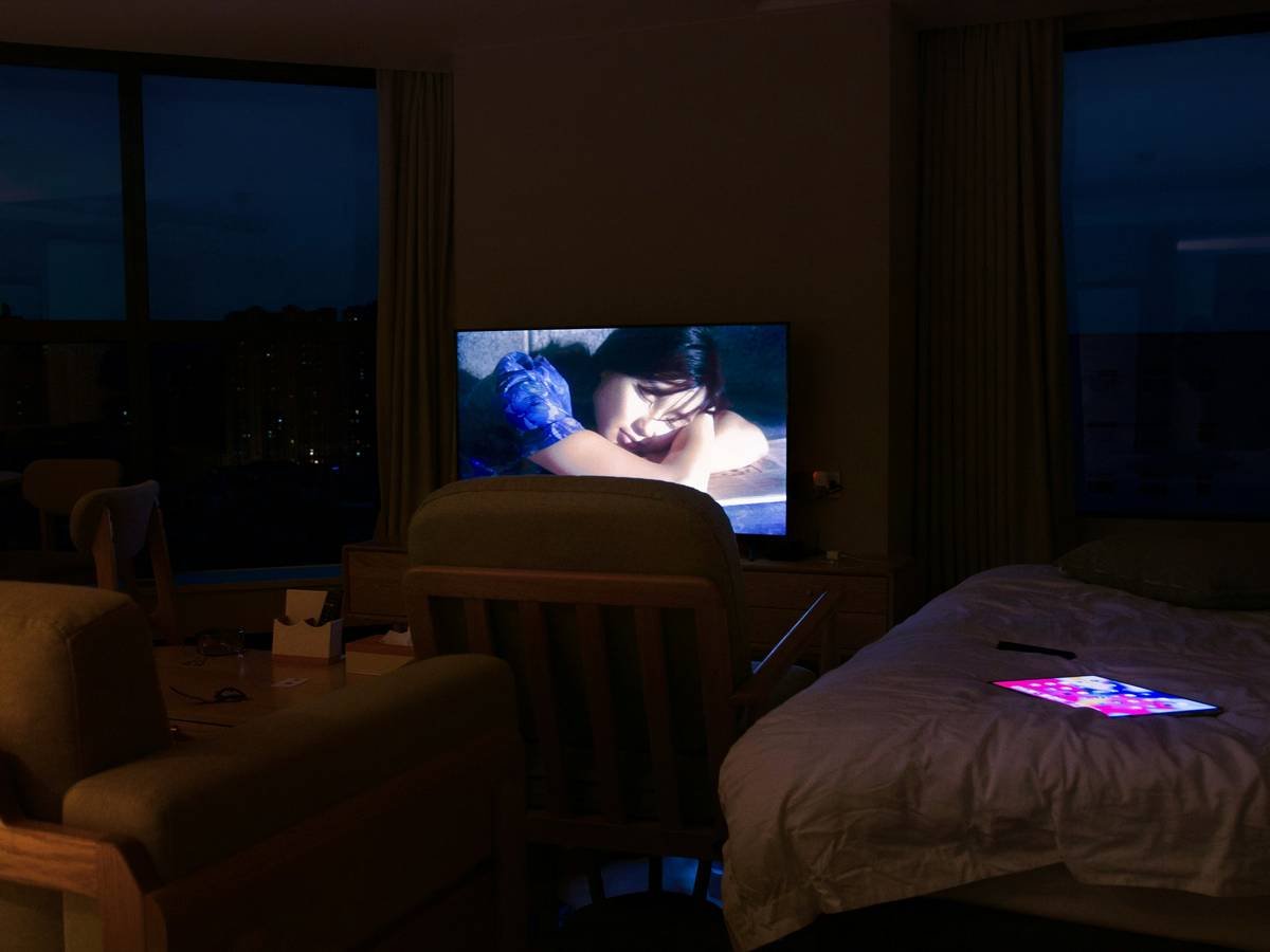 A screenshot showing mismatched subtitles in a live stream interface