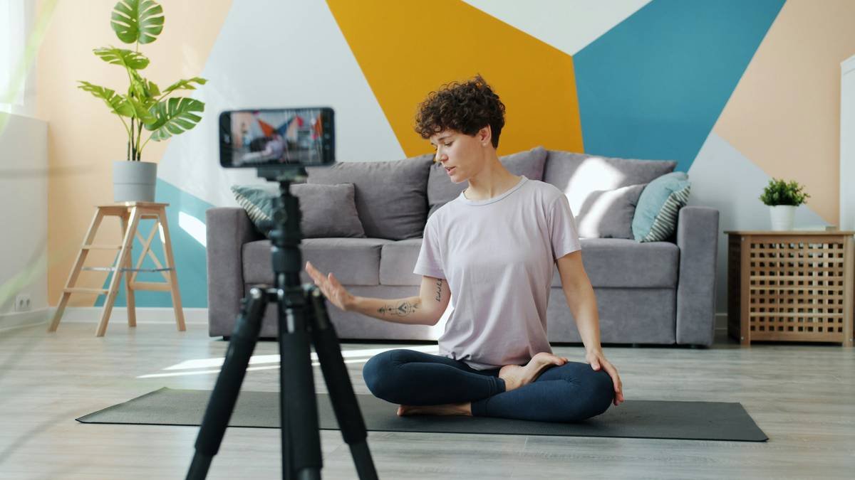 Bar chart showing 85% of social videos watched without sound; 73% of users prefer captions for comprehension in wellness content