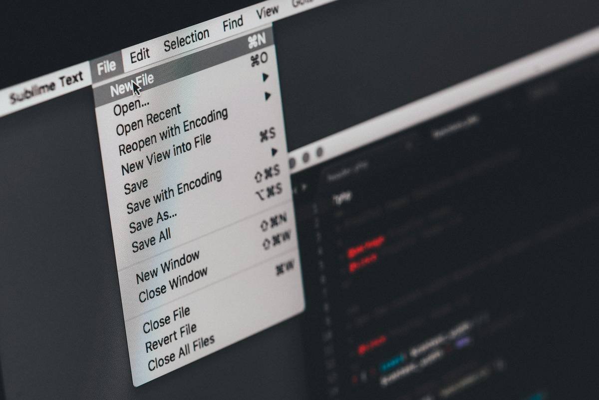 Comparison table of subtitle apps: CapCut (desktop only, .srt), Descript (.txt export + copy clean text), Veed.io (paid feature), Otter.ai (transcript only).