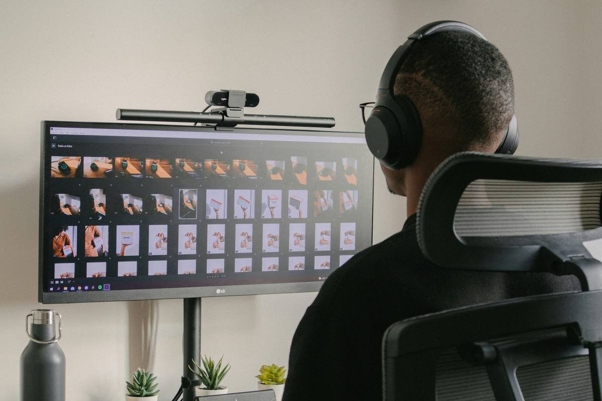 Bar chart showing 85% of social videos watched muted, 46M Americans with hearing loss, and 73% higher engagement with accessible subtitles