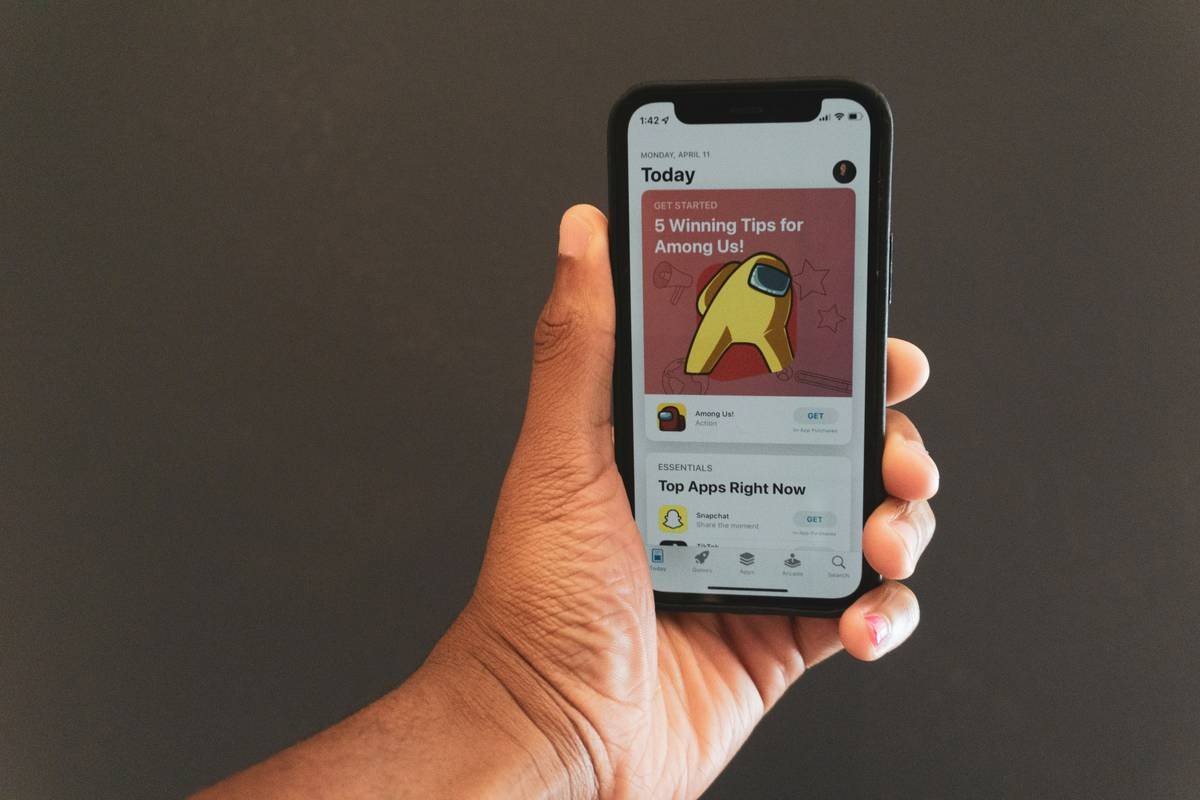 Bar chart showing 85% of social videos watched without sound; 68% of users more likely to watch full video with captions; 430M+ people with disabling hearing loss globally