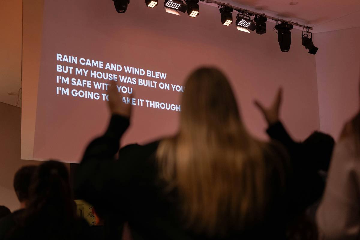 Comparison of poorly timed vs perfectly synced create karaoke subtitles during a live performance