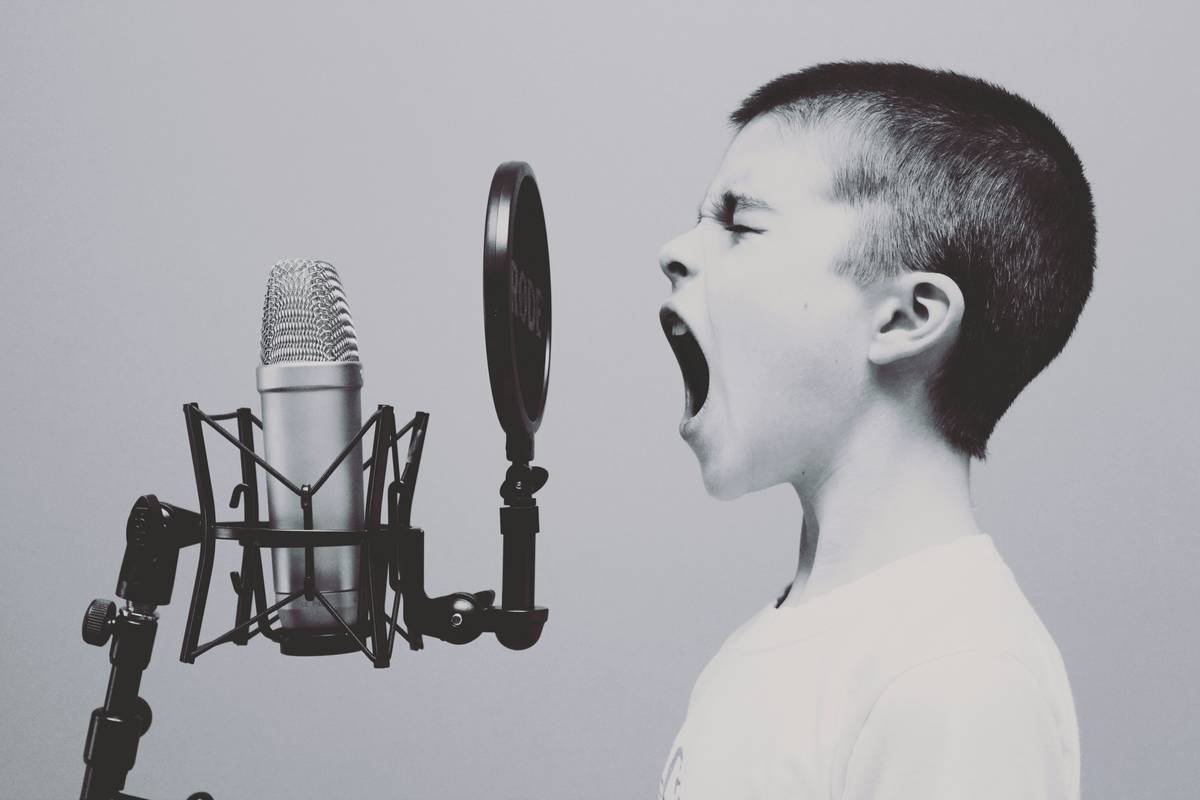 Step-by-step interface showing how to create karaoke subtitles in Aegisub with syllable highlighting